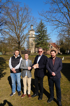 Von links nach rechts: Mateusz Nowak, Dr. Daniel Gosk, Stiftungsvorstand Dr. Andreas Bödecker und Bartłomiej Butryn bei der Übergabe der Objekte aus dem Malbork Museum.