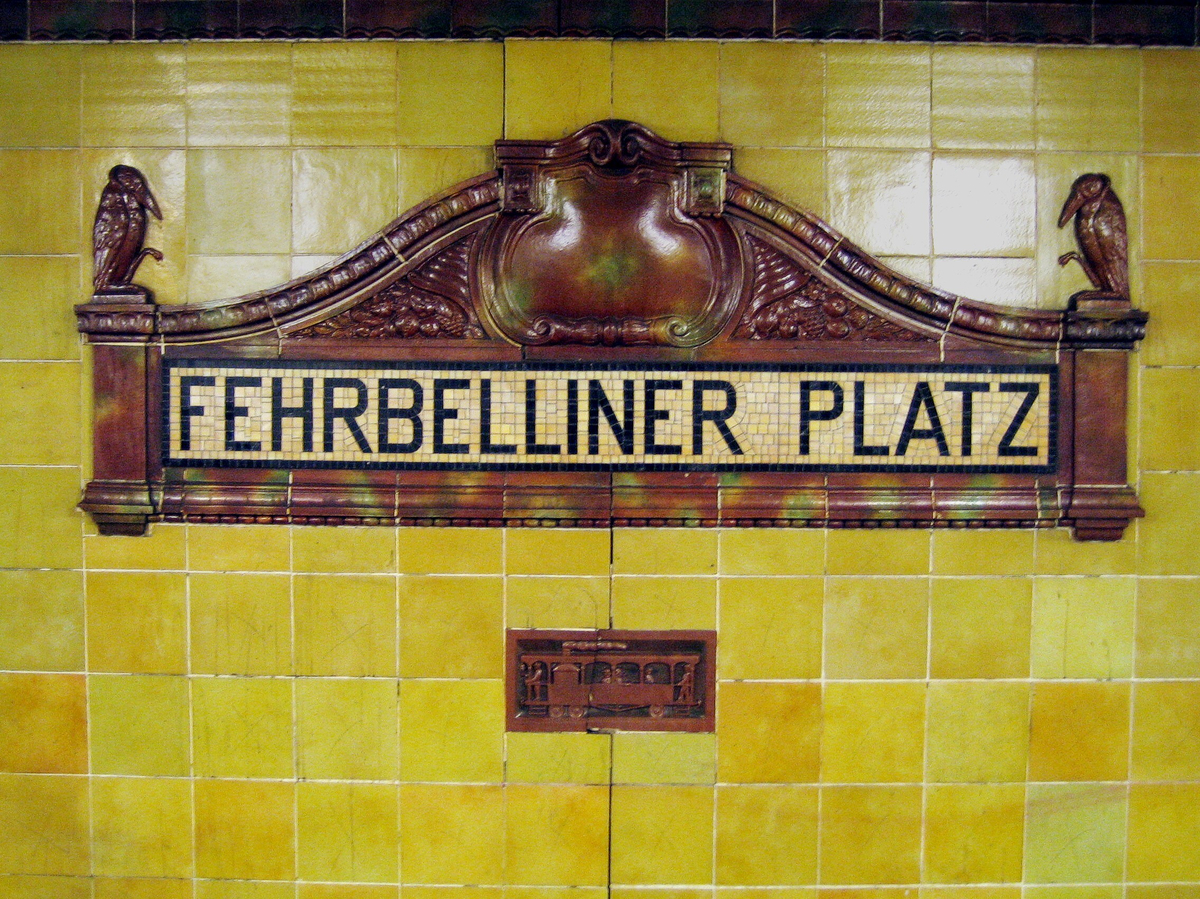 Der Fehrbelliner Platz in Berlin ist ein wichtiger Verkehrsknotenpunkt, an dem sich Hohenzollerndamm und Brandenburgische Straße kreuzen und deren gleichnamigen U-Bahnhof auch die Linie U3 passiert. Foto: Manfred Brueckels, CC BY-SA 3.0