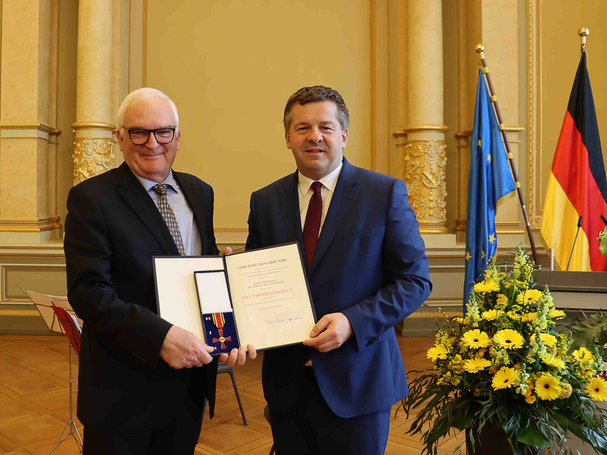 Ministerpräsident Sven Schulze verleiht Prof. Dr. Thomas Müller-Bahlke das Bundesverdienstkreuz am Bande (Foto: Staatskanzlei Sachsen-Anhalt)